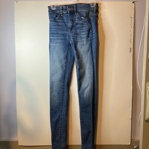 Size 2 tall American Eagle blue jeans. In great condition!